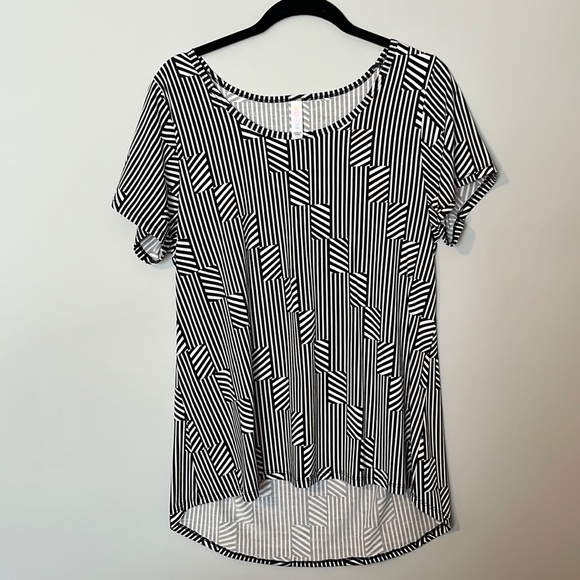 LulaRoe Geometric Black and White T-Shirt - Picture 1 of 4